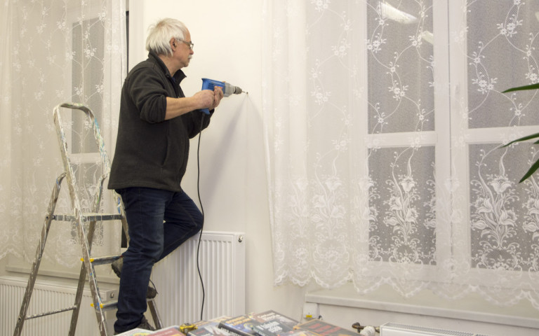 Instalace dřevěné sochy