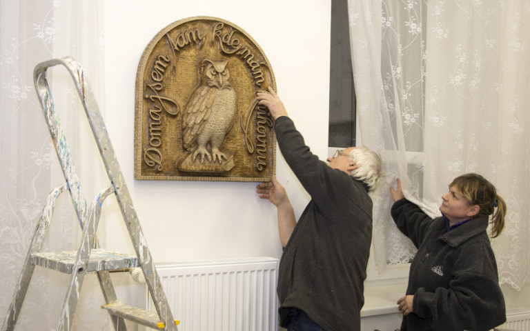 Instalace dřevěné sochy
