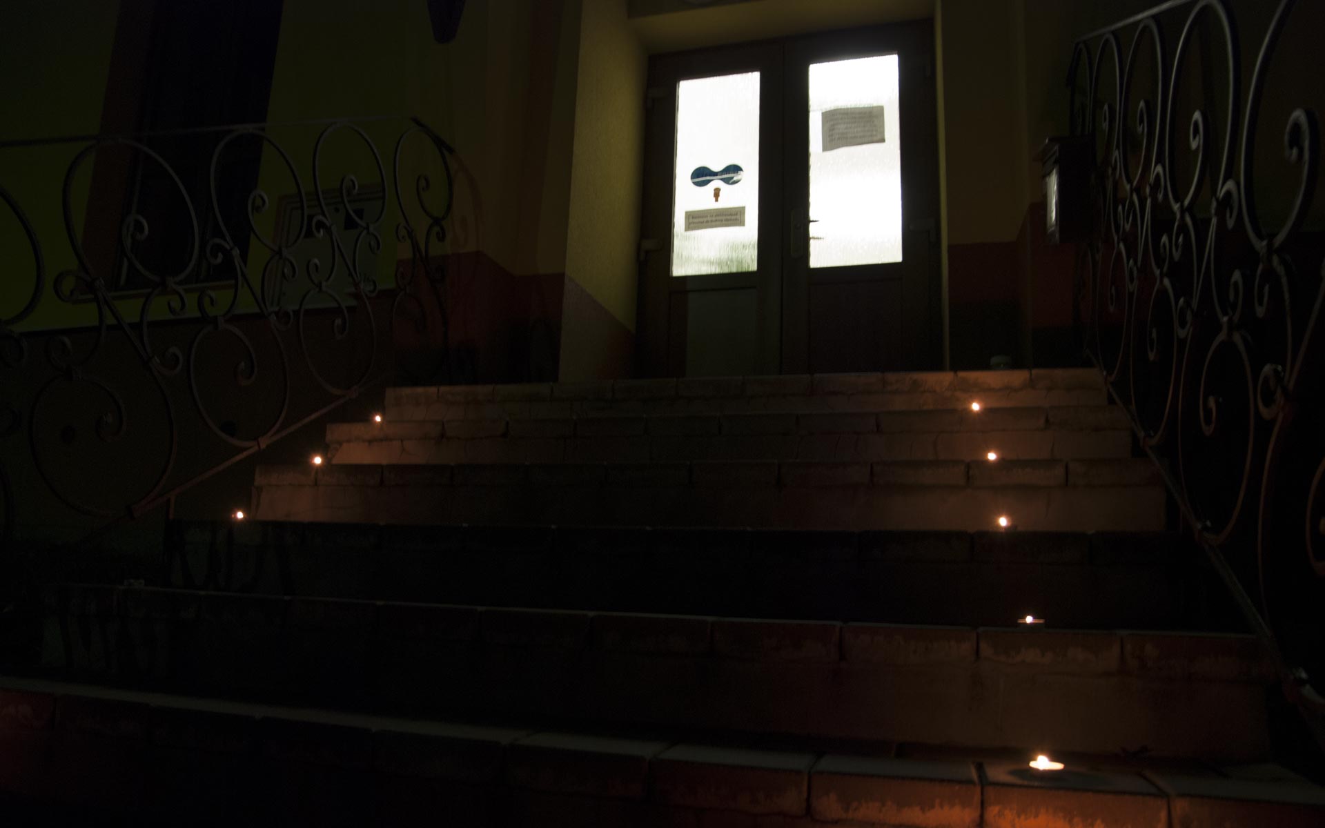 Foto: čtení při svíčkách