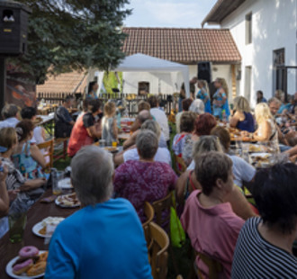 Výstava na louce