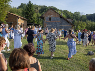 Výstava na louce