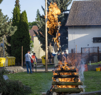 Stavění obecní Májky