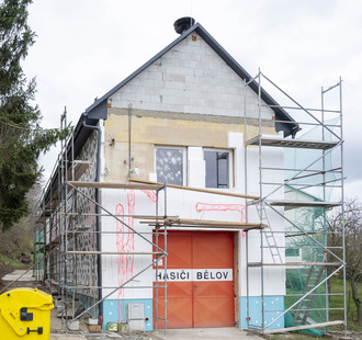Práce na hasičské zbrojnici