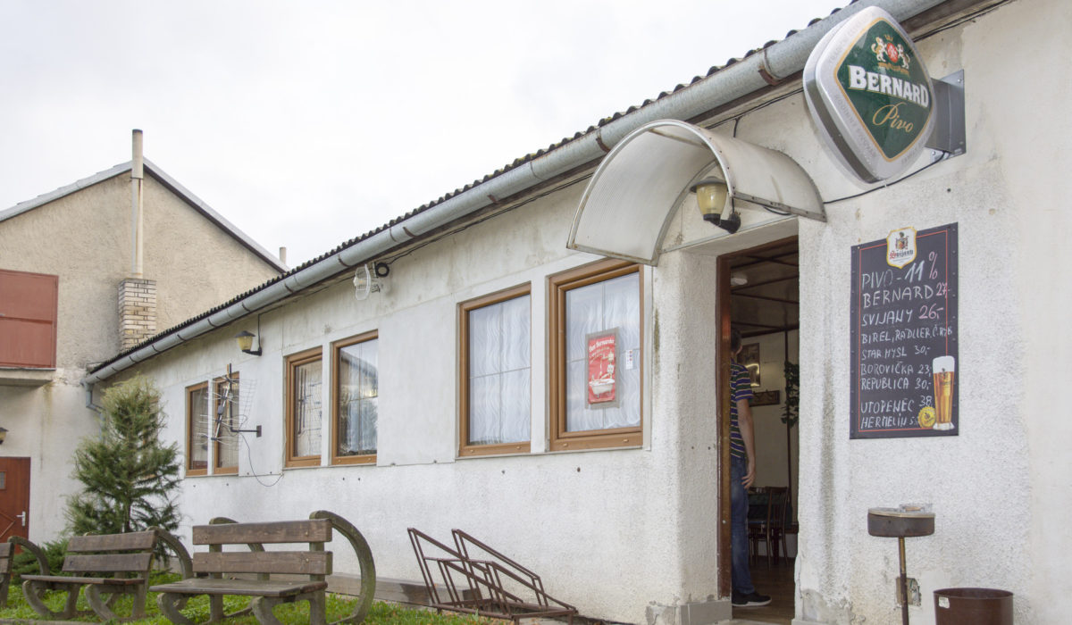 Bělovský klub: malování toalet