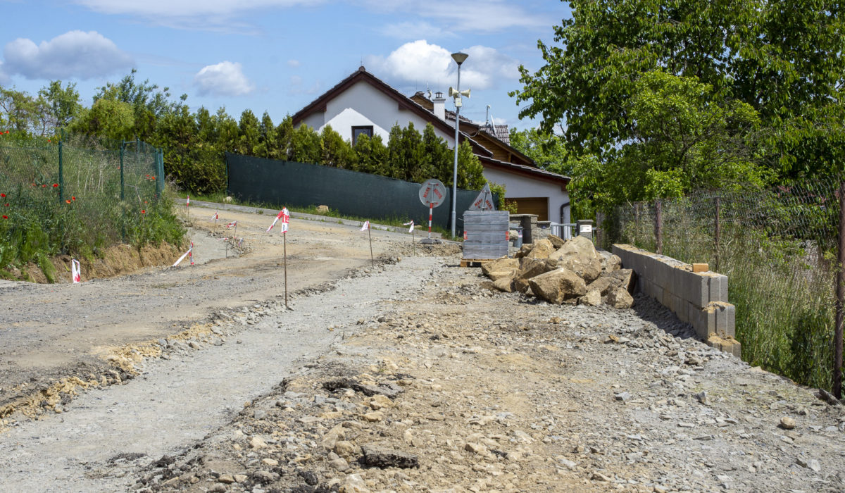 Práce na místní komunikaci Horní Pole na Bělově