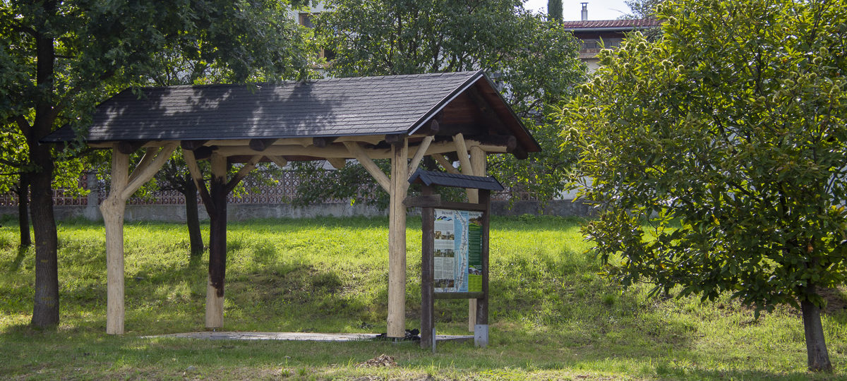 Nový dřevěný přístřešek