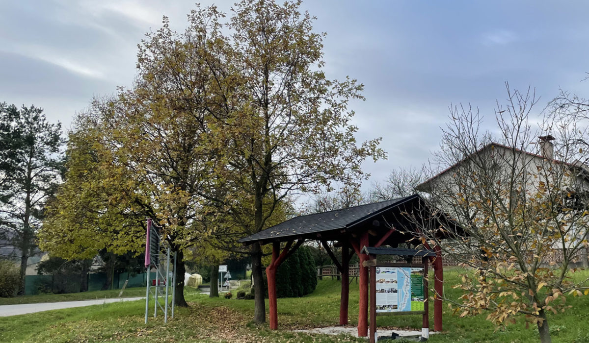 Natřený dřevěný přístřešek