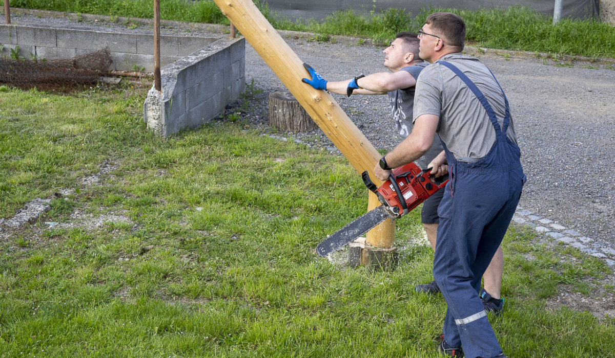 Slavnostní kácení obecní májky