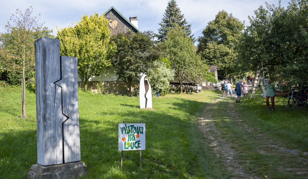 Výstava na louce
